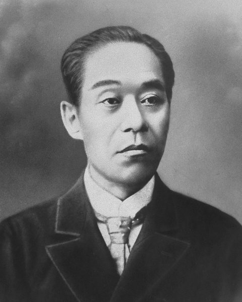 洋服にネクタイをしめた男性の写真