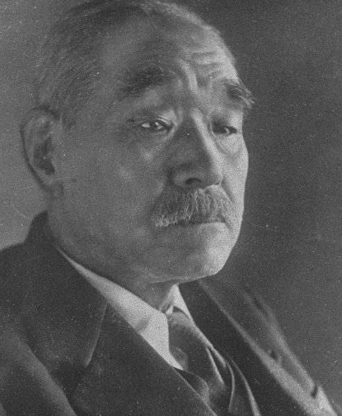 白い髪で口ひげのある、年配の男性