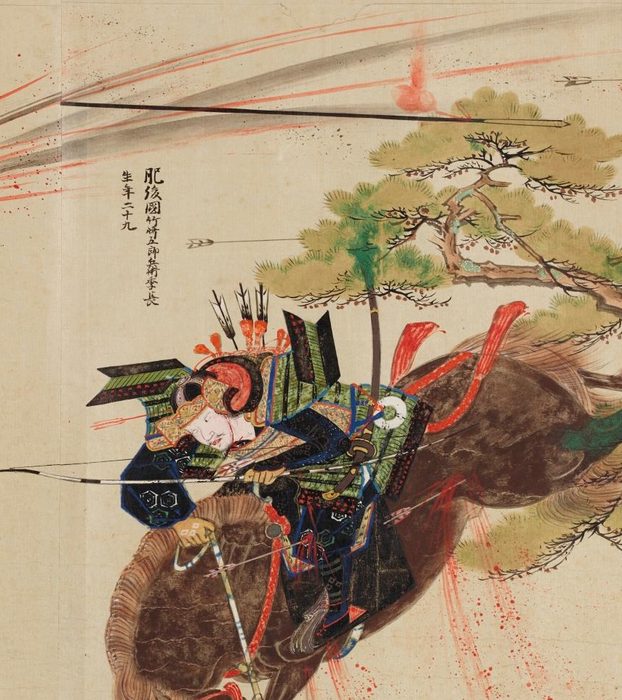 かぶとをかぶり、よろいを着て、馬の上で前かがみになって弓を持つ武士。そばに、名前の文字が書かれている