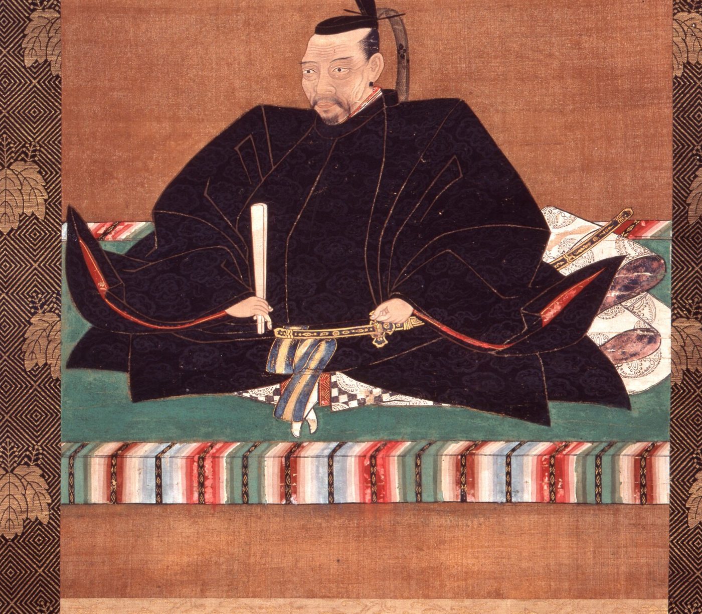 黒い着物すがたで、笏と太刀を持って、しまもようの畳に座る男性の肖像画