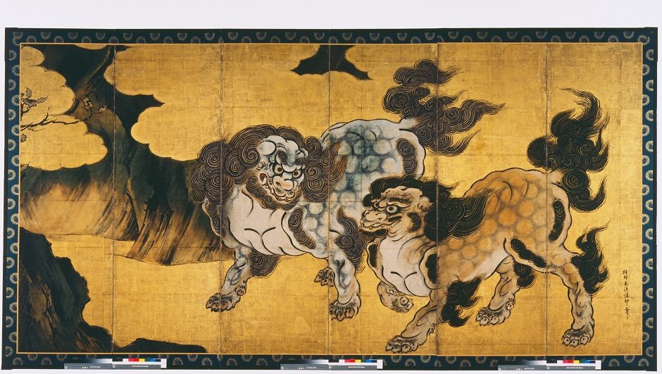 金色の背景に、ふさふさとした毛の2頭の唐獅子がむかいあう、大きな屏風絵