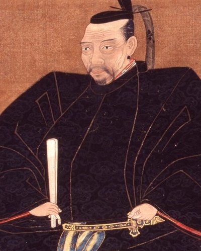 黒い着物すがたで、笏と太刀を持って、しまもようの畳に座る男性の肖像画