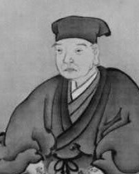 ぼうしをかぶり、手に扇のようなものを持って座る、茶人の白黒の肖像画