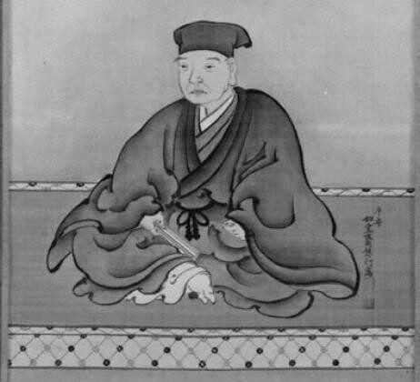ぼうしをかぶり、手に扇のようなものを持って座る、茶人の白黒の肖像画