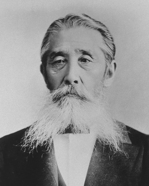 白く長いあごひげをのばした、洋服の年配の男性の顔
