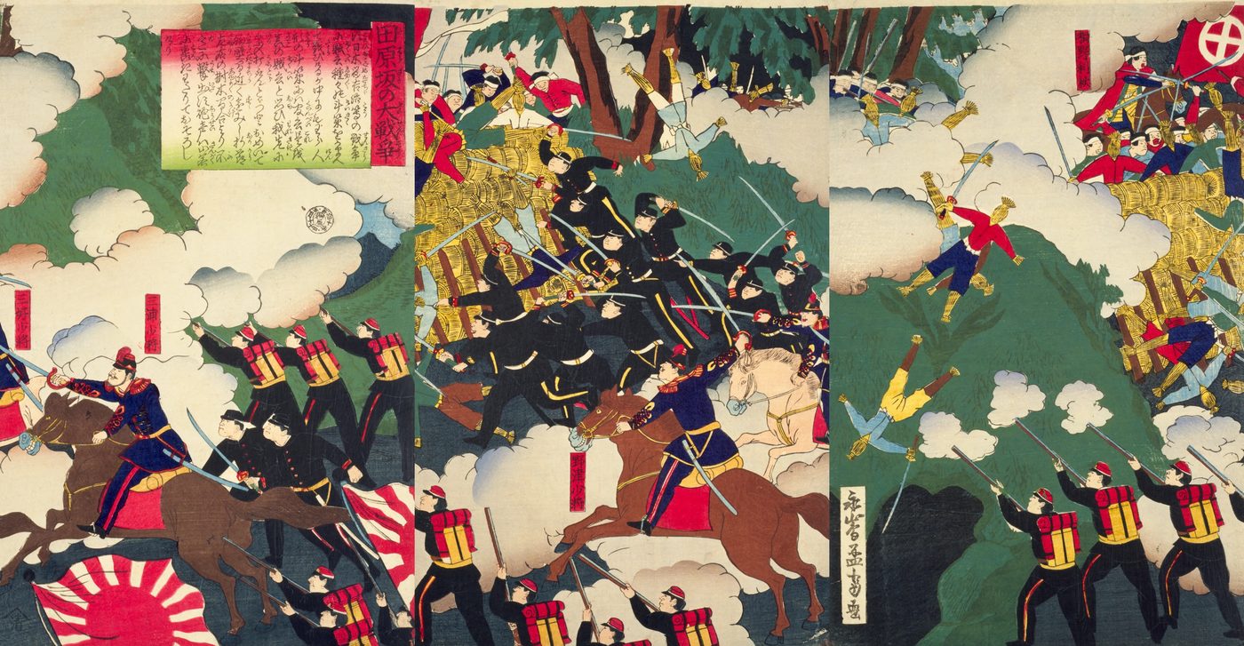 日の丸の旗をかかげた黒い服の兵士たちが、けむりの中を、馬に乗った指揮官とともに、丸に十字の旗の陣地へせめ上がっている3枚続きの錦絵