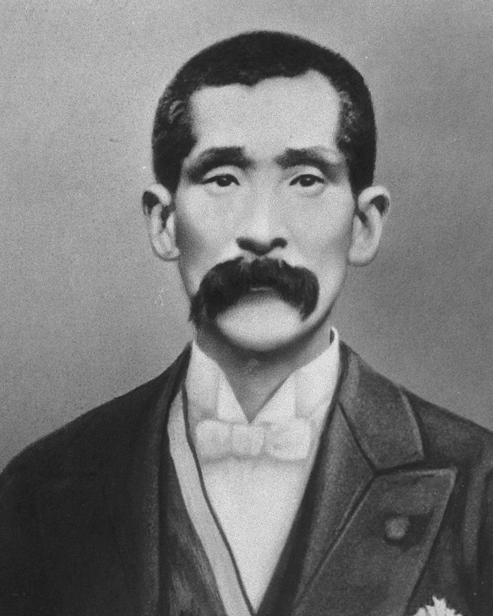 太い口ひげをはやし、胸に勲章をつけた洋服の男性の顔