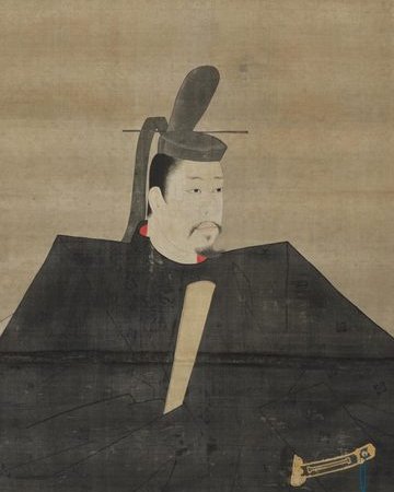 黒い装束を着て、正面を向いて座る武士の肖像画