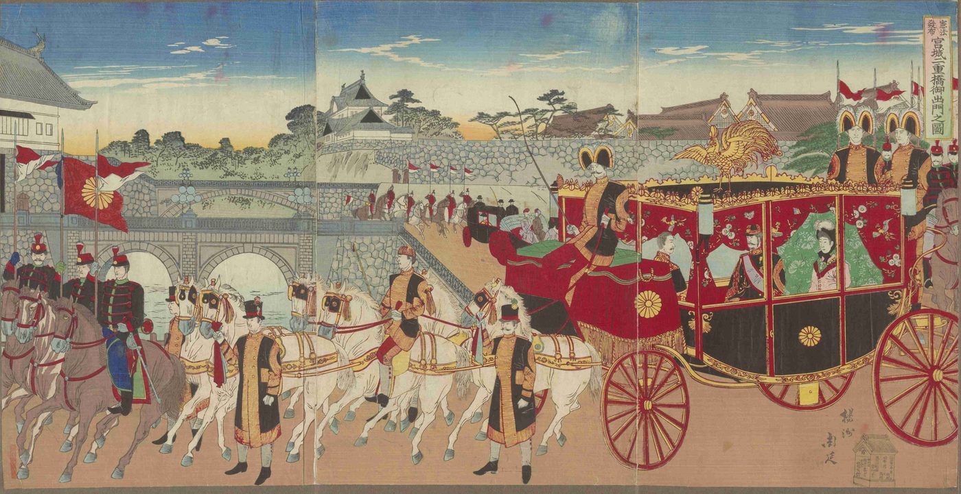 石の二重橋と城の石垣の前を、白い馬に引かれた赤と黒の大きな馬車が進み、そのまわりを馬に乗った兵士や係の人がかこんでいる錦絵