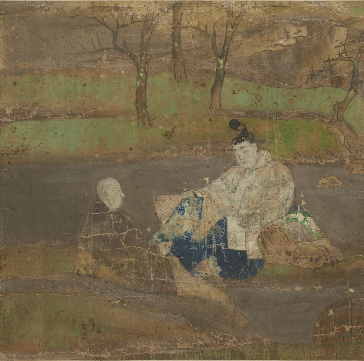 桜の木の下で、白っぽい着物の貴族と僧が向かい合って座っている、古い絵巻の一場面