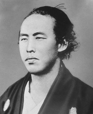 髪をうしろで結んだ、着物の男性の顔