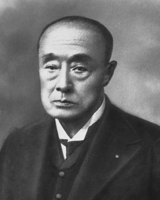 頭をそった年配の男性の顔