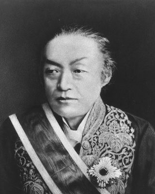 着物に勲章をつけた男性の顔