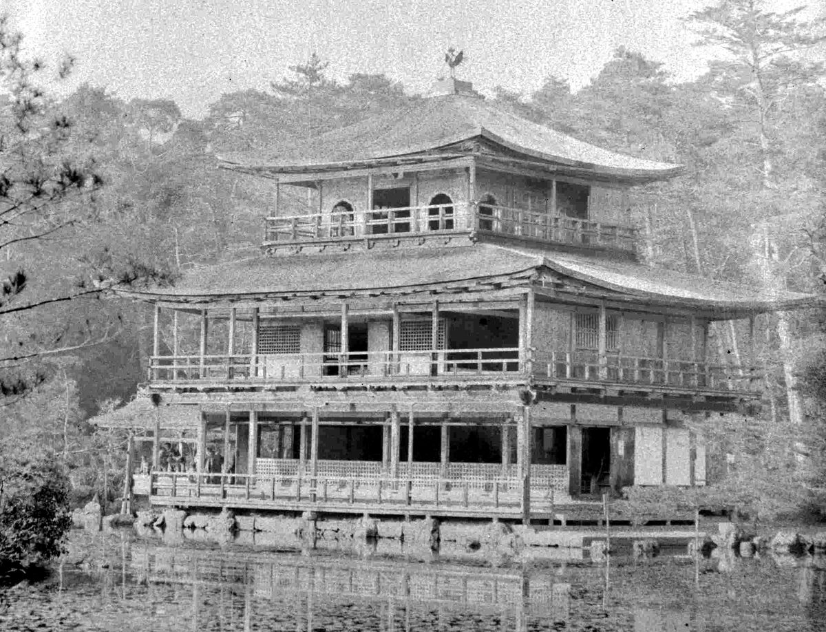 池のほとりに建つ、屋根が3つかさなった古い白黒写真の金閣