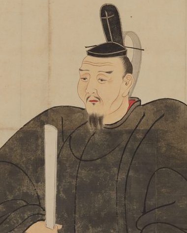 黒い着物を着て、手に細長い板(しゃく)を持ってすわる男性の肖像画