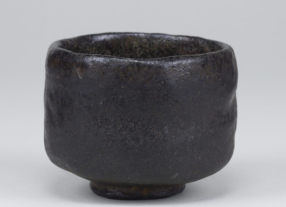 黒くて丸みのある、ごつごつした茶碗