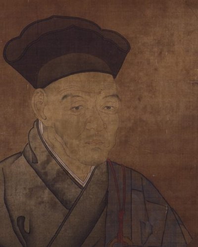 黒いぼうしをかぶり、灰色の僧の服を着た年配の男性の肖像画