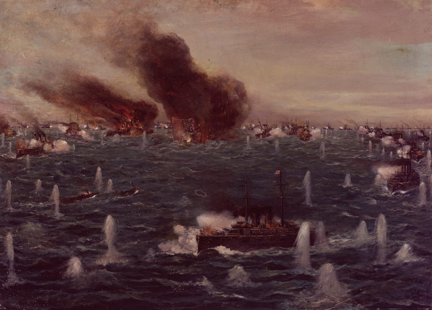 波の高い海の上に、たくさんの軍艦がならび、遠くの何せきかの軍艦から黒いけむりと火が上がっている油絵。海面には、砲弾が落ちてできた白い水しぶきがいくつも立っている