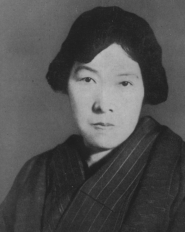 着物を着て、短めの髪をした女性の写真