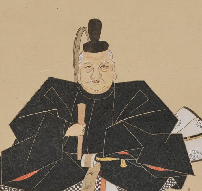 黒い着物と黒いぼうしをつけ、手に笏をもって座る、白いまゆの男性の肖像画
