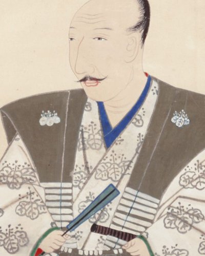 白い着物と茶色い上着を着て、あぐらをかいて座る、口ひげのある男性の肖像画。手に扇と刀をもっている