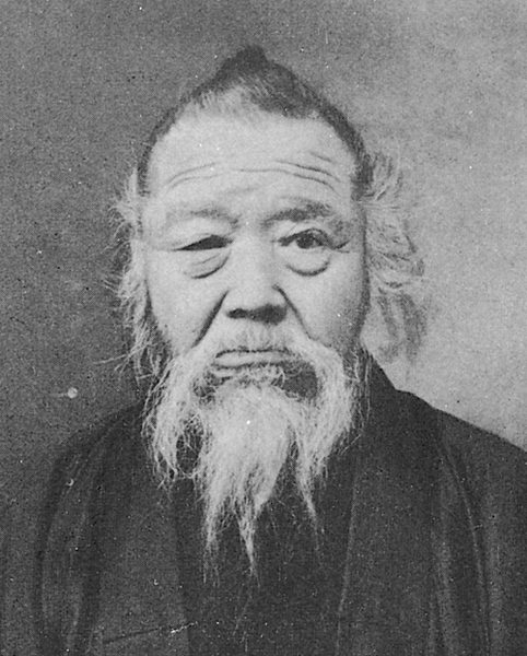 白いひげを長くのばし、着物を着た年をとった男性の顔