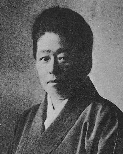 髪を上にまとめ、着物を着た女性の顔と上半身