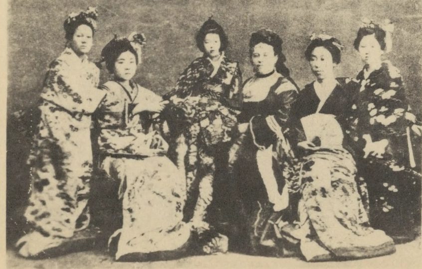 着物を着た5人の少女と、洋服を着た女性1人がならんだ古い写真