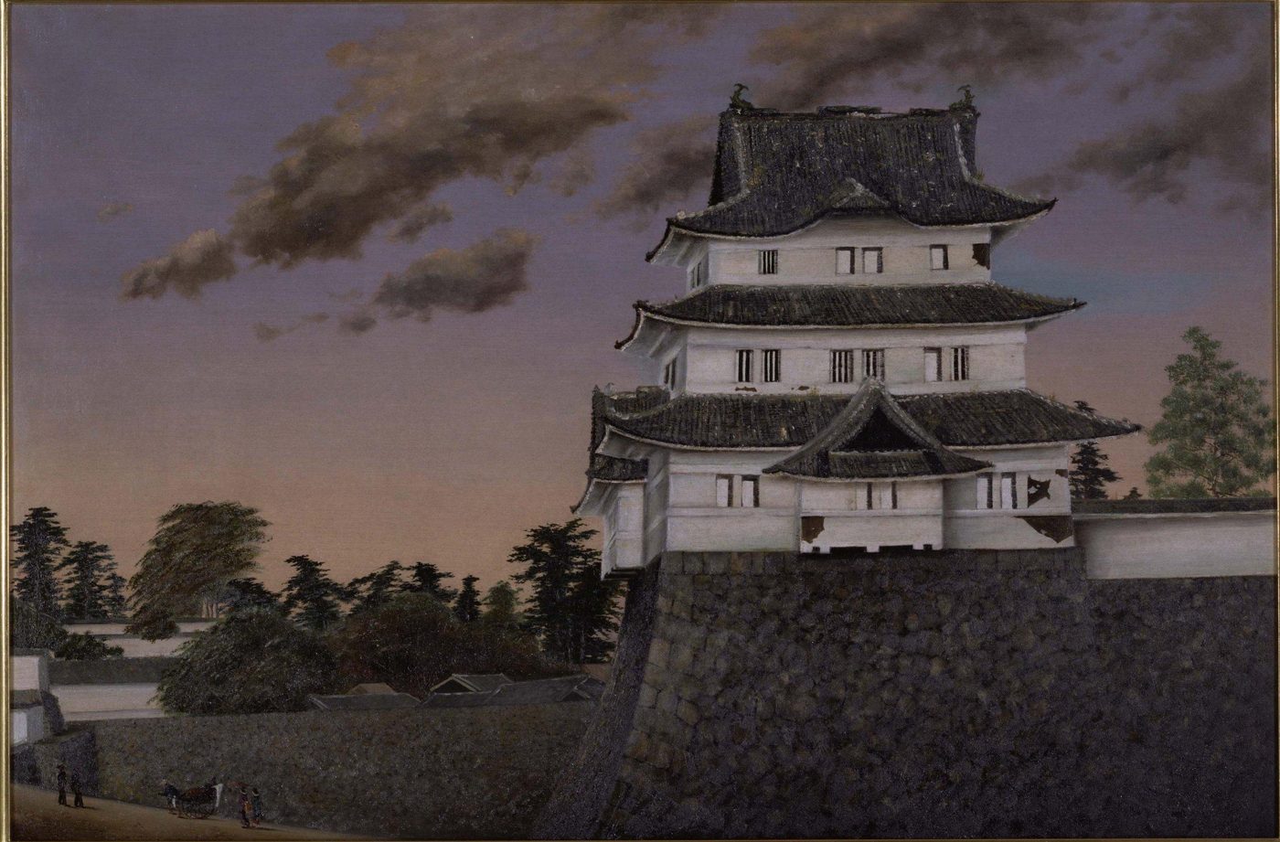 夕方の空の下、高い石垣の上に立つ、白いかべの3階建ての城の建物をえがいた油絵