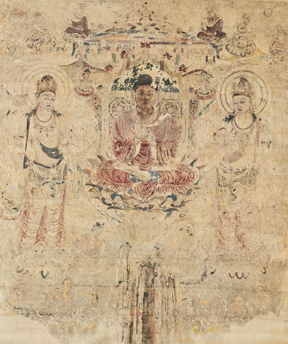 中央にすわる仏と、左右に立つ2体の菩薩、上に天がいのある、うすい色の壁画を写した絵