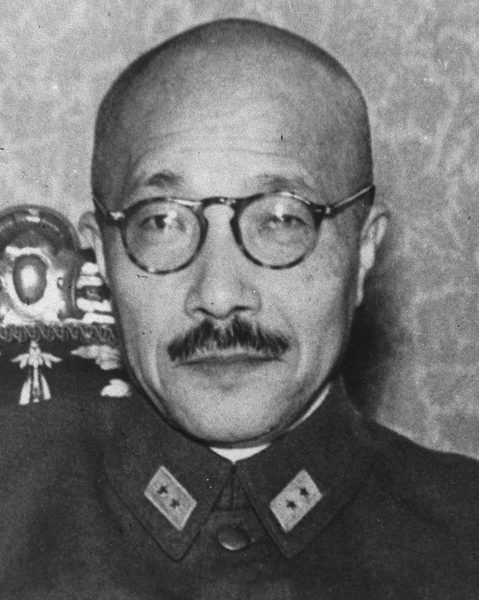 丸いめがねをかけ、口ひげのある、軍服の男性の顔