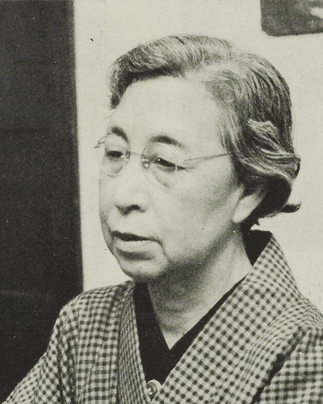 めがねをかけ、こうし柄の着物を着た年配の女性