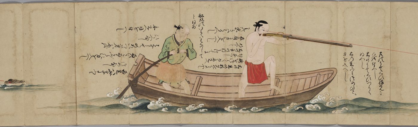 小舟の上で、一人の男の人が鉄砲をかまえ、もう一人の男の人がかいをもっている絵